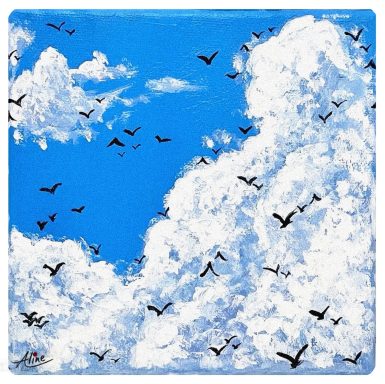 Cielo azul con nubes blancas y múltiples aves volando entre ellas.