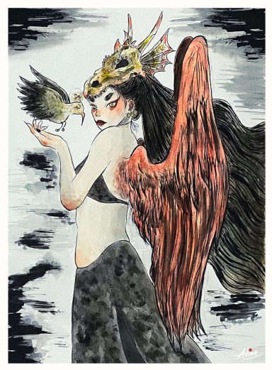 Mujer con alas rojas y corona, sosteniendo un ave en un fondo oscuro.